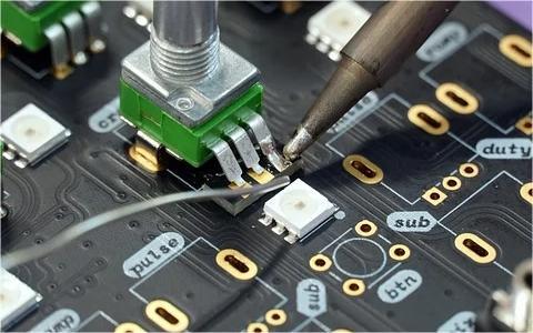 工信部：聚焦3C、汽车等制造业重点领域 打造人形机器人示范产线和工厂